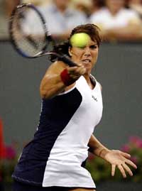 Jennifer Capriati of the USA returns a forehand to Vera Zvonarea of Russia 