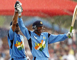 Mohammad Kaif (R) and Rahul Dravid raise their hands to celebrate their victory over New Zealand