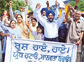 Activists of the local unit of SAD protest against US attack on Iraq in Chandigarh