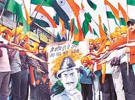 Members of the All India Anti-Terrorist Front take oath to follow the path shown by Shaheed Bhagat Singh