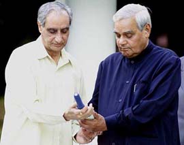 Prime Minister Atal Behari Vajpayee writes his wishes to the Indian cricket team on a tiny cricket bat