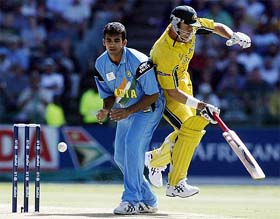 Matthew Hayden runs into Zaheer Khan in an attempt to make his ground