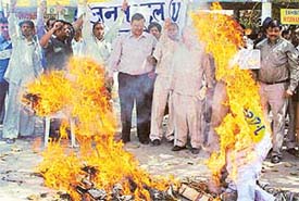 Activists of the Chandigarh Territorial Janata Dal (United) burn effigies of Mr George W. Bush and Mr Tony Blair