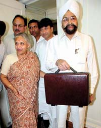 Finance Minister Mahinder Singh Saathi with Chief Minister Sheila Dikshit on the way to the Assembly to present Budget