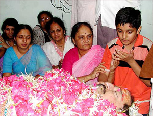 Relatives in front of the mortal remains of former Gujarat Home Minister Haren Pandya