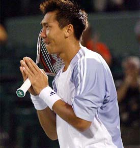 Paradorn Srichaphan of Thailand bows to the crowd after beating Todd Martin of USA 
