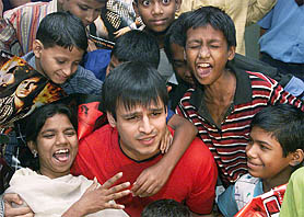 Bollywood heartthrob Vivek Oberoi entertains street children