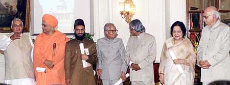 President A. P. J. Abdul. Kalam, Prime Minister Atal Behari Vajpayee and Deputy Prime Minister L. K. Advani with the recipients of Kabir Puraskar and Communal Harmony Awards