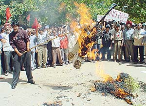 Activists affiliated to CITU burn effigy