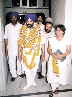 Opposition candidates for the posts of Mayor and Deputy Mayor Onkar Singh