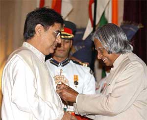 President APJ Abdul Kalam presents the Padma Bhushan award to Jagjit Singh 