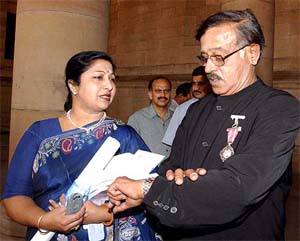 S. Venkatraghavan, former Indian cricket captain and now a renowned umpire, with his wife after he was awarded the Padma Shri by President APJ Abdul Kalam
