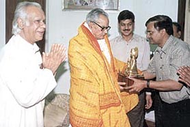 Vice-President Bhairon Singh Shekhawat receiving a statue of Dadu Ji from the representatives of the Dadu Sevak Samaj in the Capital