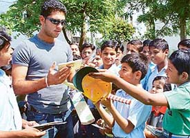 Youngsters take autograph from ace cricketer Yuvraj Singh at his house 
