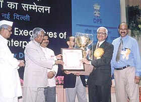 President A. P. J. Abdul Kalam presenting the Gold Trophy to CMD of NTPC C. P. Jain for ‘Scope Award for Excellence and Outstanding Contribution to the Public Sector Management in the Institutional Category for 2000-2001