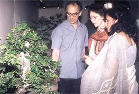 Minister of Disinvestment, IT and Telecommunications Arun Shourie taking a close look at a plant