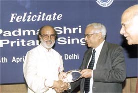 Dr Pritam Singh, Director, IIM Lucknow, being felicitated by Mr Uddesh Kohli, president