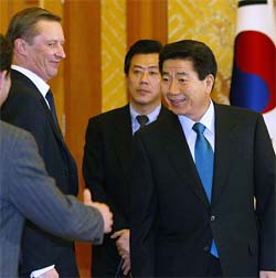 South Korean President Roh Moo-hyun meets Russian Defense Minister Sergei Ivanov at the presidential Blue House in Seoul 