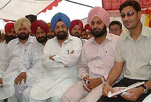 Mr Balwant Singh Ramoowalia, Lok Bhalai Party President, with Harbhajan Mann at the political rallies at Talwandi Sabo on the occasion of Baisakhi
