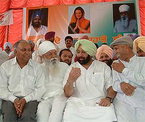 Punjab Chief Minister Amarinder Singh, PPCC President H.S. Hanspal and other senior Congress leader share some points at the political rallies at Talwandi Sabo on the occasion of Baisakhi 