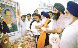 Senior SAD (A) leader Thekedar Surjan Singh, along with others, offers tributes