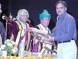 President A.P.J. Abdul Kalam presents a gold medal to a student