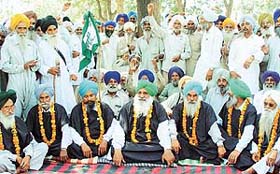 BKU(Ekta) leaders begin a fast unto death at Matka Chowk