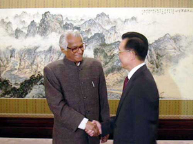 Indian Defence Minister George Fernandes meets with Chinese Premier