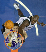 Los Angeles Lakers forward Mark Madsen dunks the ball