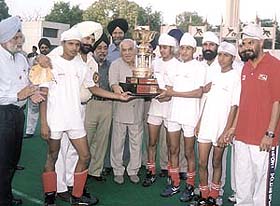 Madan Lal Khurana and DSGMC president Paramjeet Singh Sarna present the Ajit Singh Hockey Gold Cup to Sri Guru Hari Singh Mahavidyalya boys from Sirsa