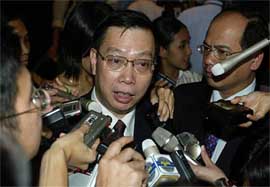 China's Vice-Minister of Health Huang Jiefu is surrounded by journalists