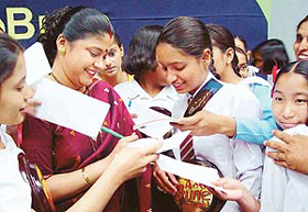Actress Renuka Shahane is cornered by the winners of Vardhmans Aao Bune contest for the year 2002-2003.  Renuka awarded prizes to winners at a function organised in Chandigarh on Sunday.