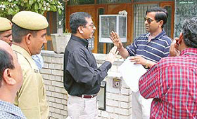 Officials of  Allahabad Bank argue with Mr Harbilas Jindals son when they went to serve a notice under SAROFA in Panchkula  on Sunday.