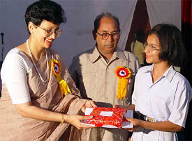 Mrs Ritu Sofat, president, AFWWA (l), gives away a prize at a function