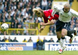 Tottenham Hotspurs Stephen Carr and Manchester Uniteds David Beckham tussle for the ball