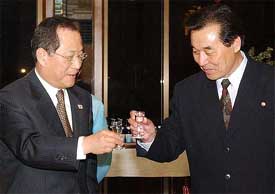 Kim Ryung-sung , a senior Cabinet Counsellor from North Korea, and South Koreas Unification Minister Jeong Se-hyun toast at a dinner