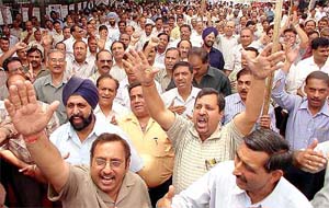 Employees of the All-India Bank Officers Association protest against government efforts resolving their issue