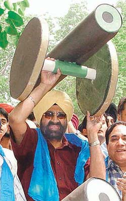 Having a dig at politicians noted satirist Jaspal Bhatti holds a cannon rally in Chandigarh