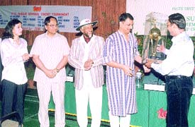 Union Minister of Commerce Rajiv Pratap Rudi presenting the D G Phadkar Cricket Trophy, watched by Dr R K Pachauri