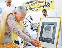 Mrs Arun Batalvi, wife of Shiv Kumar Batalvi, pays floral tribute to her husband