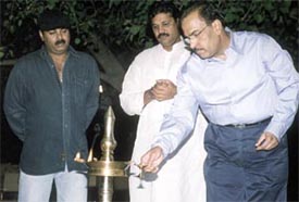 Dr Mukesh Kansal lights a lamp, watched by nationl cricket selector Kirti Azad