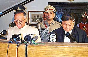 The Chief Justice of the Himachal High Court, Mr Justice V.K. Gupta, administers the oath of office to Justice Vishnu Sadashiv Kokje (retd.) as Governor of Himachal Pradesh at Raj Bhavan in Shimla on Thursday.