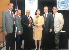 Mr B. N. Ojha, Director (Operations), receiving the ‘Climate Protection Award’ presented to NTPC’s Centre for Power Efficiency and Environment Protection at the Earth Technologies Forum in Washington