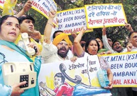 Activists of the National Akali Dal protesting against the MTNL tariff hike at Jantar Mantar in the Capital