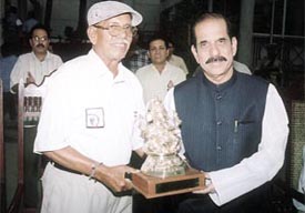 Dronacharya Award-winning cricket coach Ramakant Achrekar presenting an idol of Siddhi Vinayak to Lok Sabha Speaker Manohar Joshi 