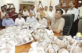 Mumbai Police Commissioner R. S. Sharma displays a huge cache of arms 