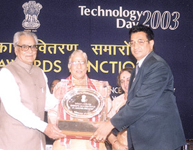 Vice-President Bhairon Singh Shekhawat presenting the award to Mr Vana Prasad Reddy, managing director of Santha Biotechnics.