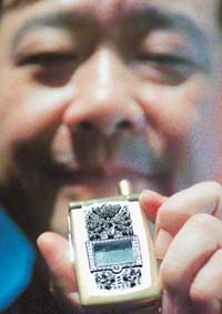 Michael Mou, chairman of Taiwan mobile phone maker DBTEL, displays the world’s most expensive cellphone in Taipei