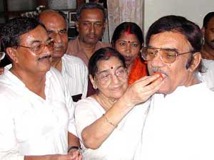 Dr Ramesh Chandra's wife offers a sweet