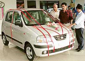 Brig R.K.Sehgal, CEO, Ultimate Automobiles Pvt. Ltd, Hyundai,at the launch of Santro Xing
